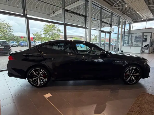 BMW 5 Series view 7