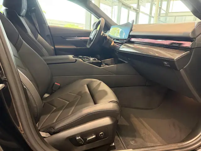 BMW 5 Series view 15