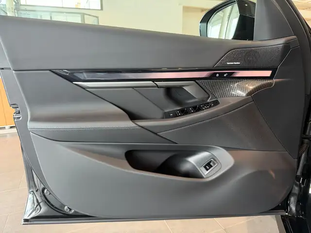BMW 5 Series view 9