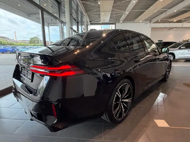 BMW 5 Series view 6