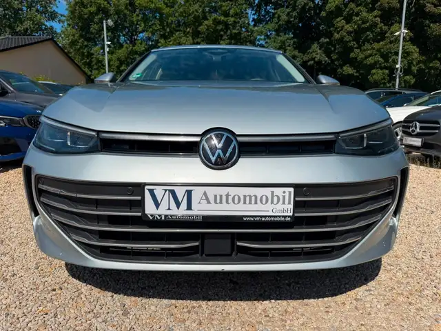 Volkswagen Passat view 2