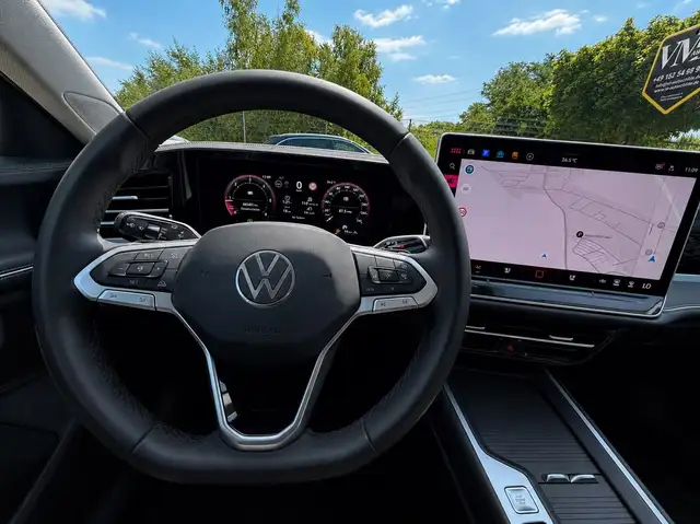 Volkswagen Passat view 11