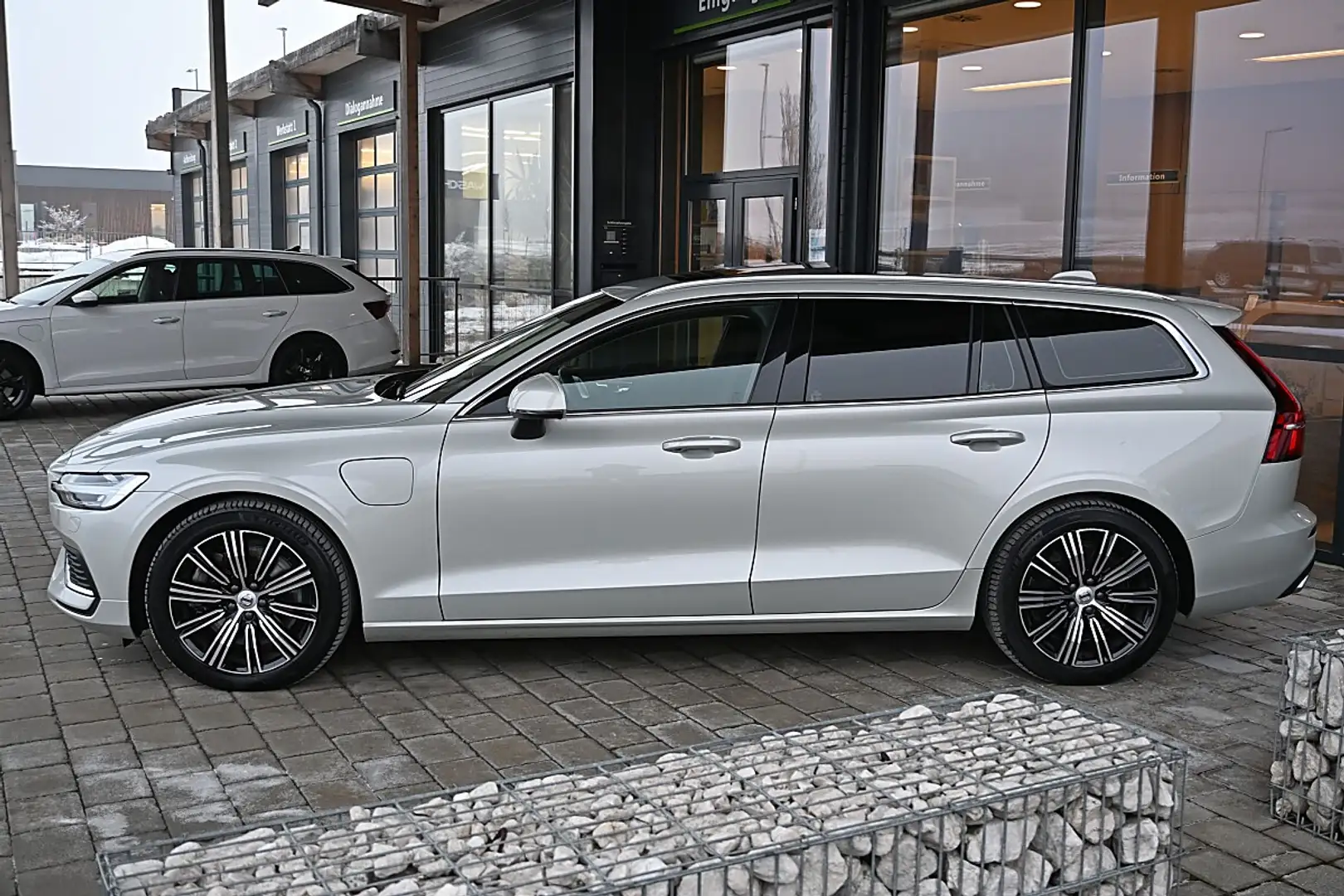 Volvo V60 T6 AWD Recharge PHEV Inscription Geartronic Bow... Silber - 2