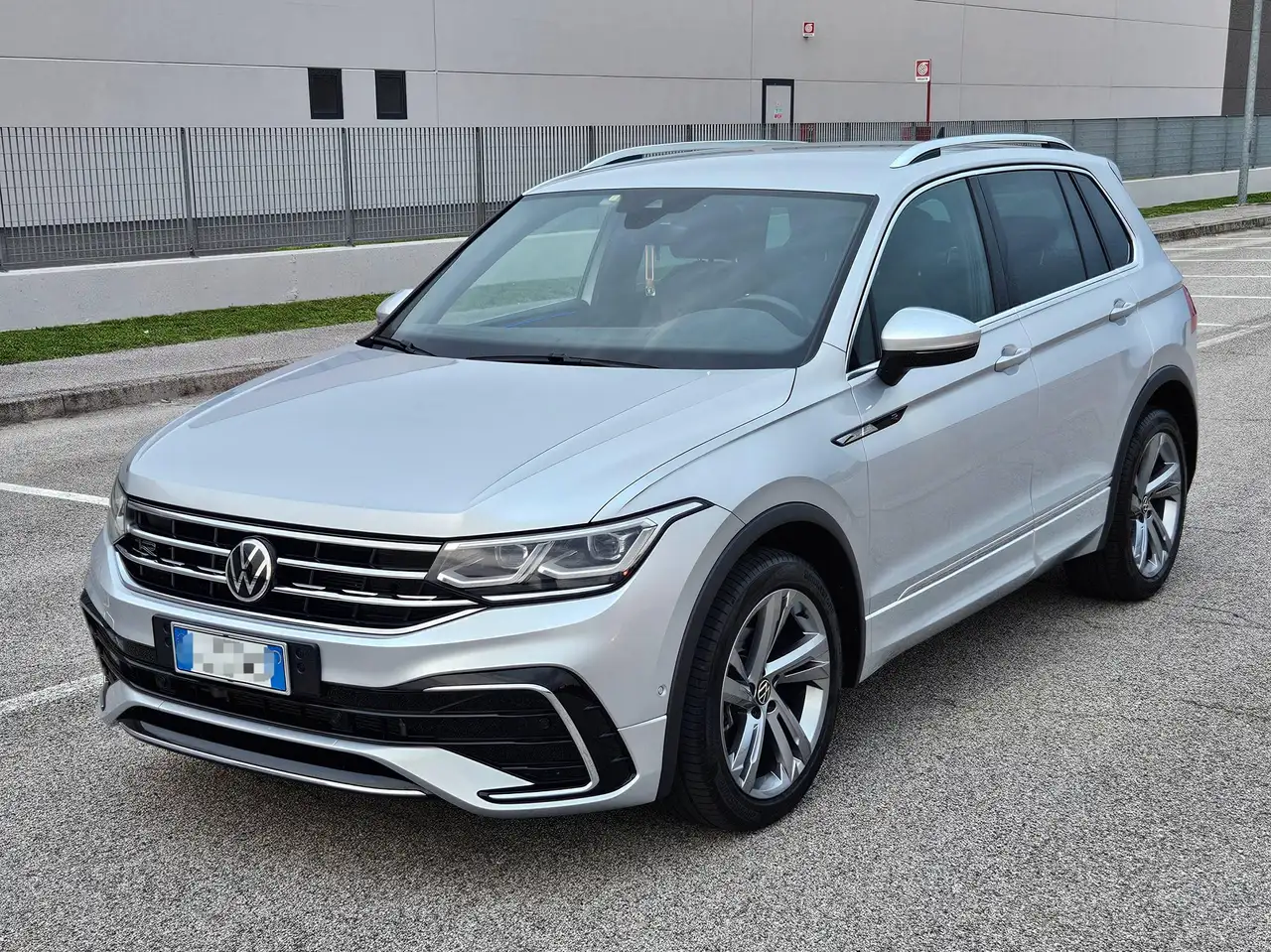 Volkswagen Tiguan Tiguan II 2021 2.0 tdi R-Line 150cv dsg — photo 1 of 11