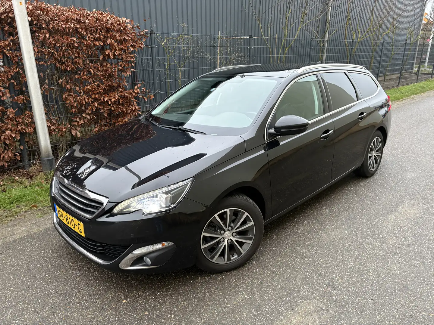Peugeot 308 SW 1.2 PureTech Blue Lease Premium / LEER / XENON Schwarz - 2