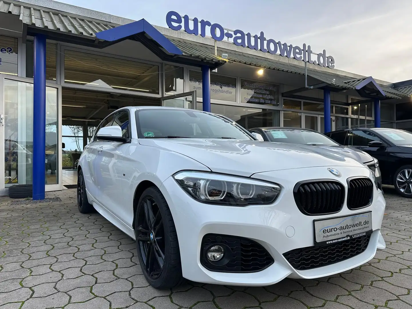 BMW 118 i M Sport Shadow Line *PDC *SHZ *Navi Weiß - 1