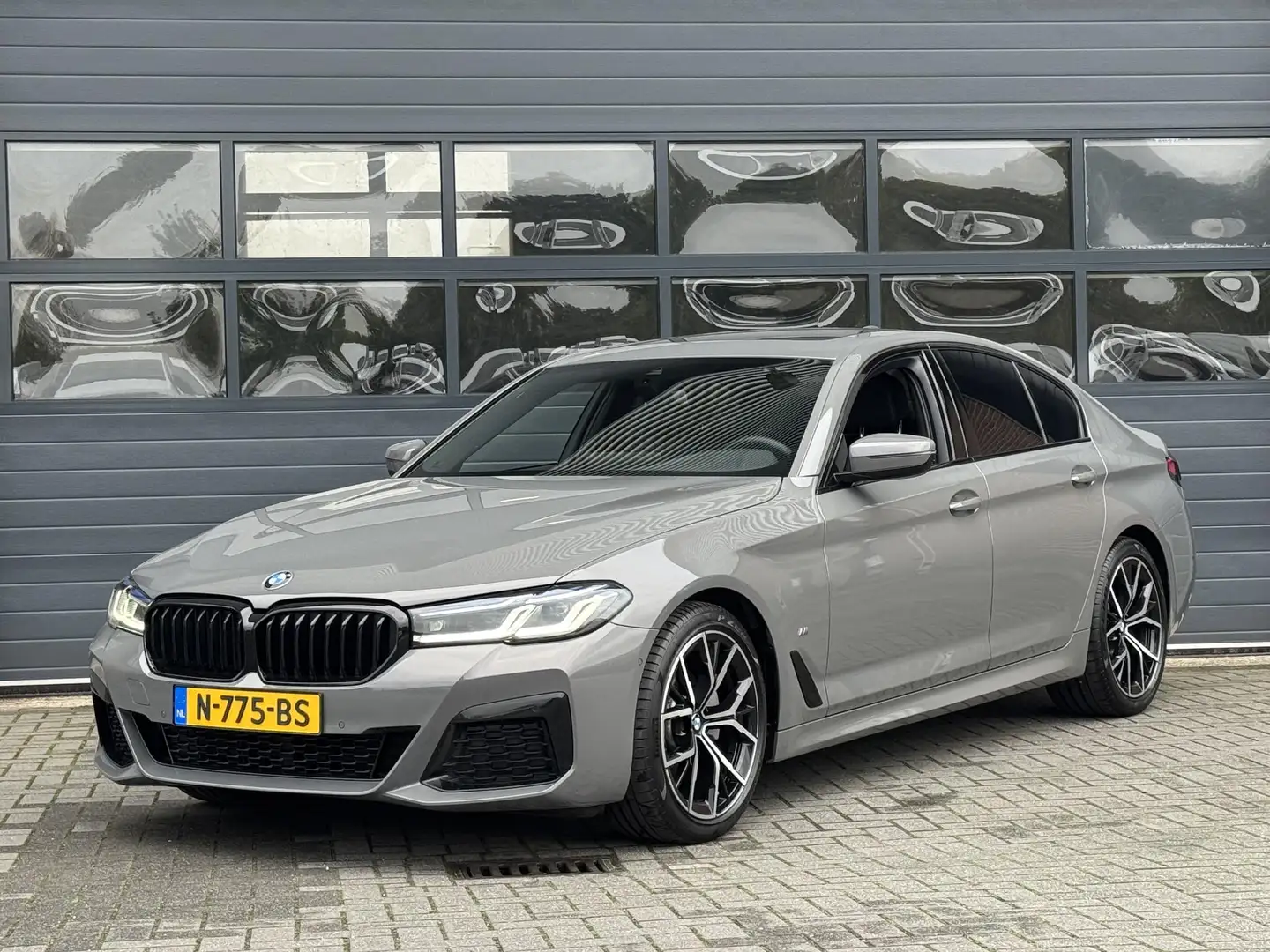 BMW 520 5-SERIE 520I BUSINESS EDITION PLUS I M-SPORT I TRE Grijs - 1