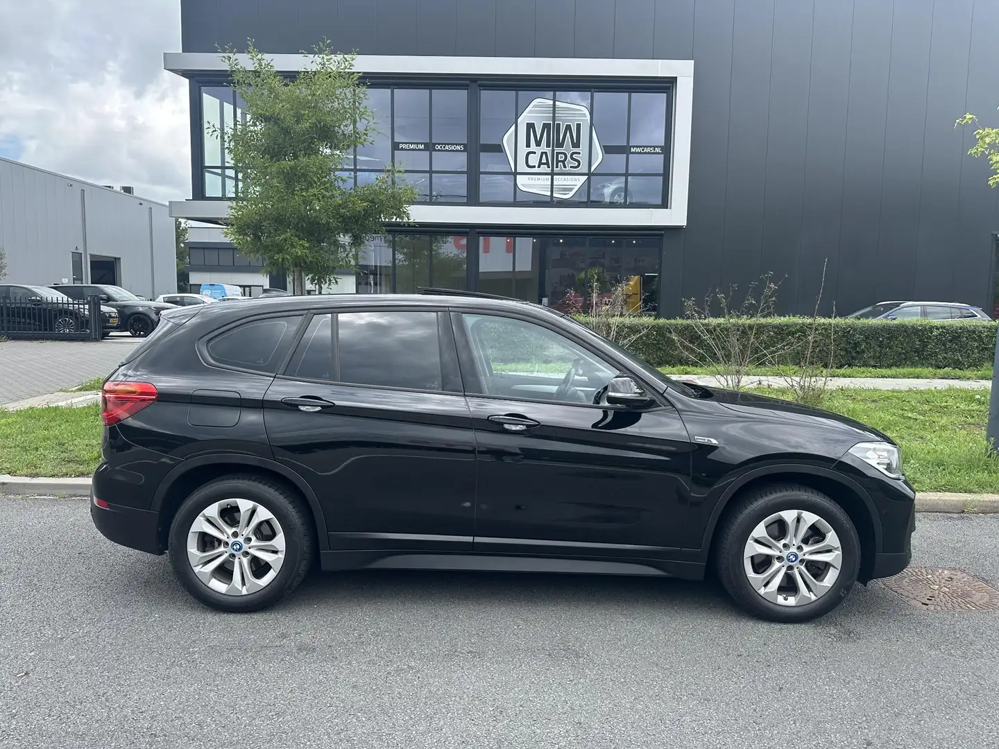BMW X1 xDrive25e Exec. Pano, Navi, Trekhaak Negro - 2