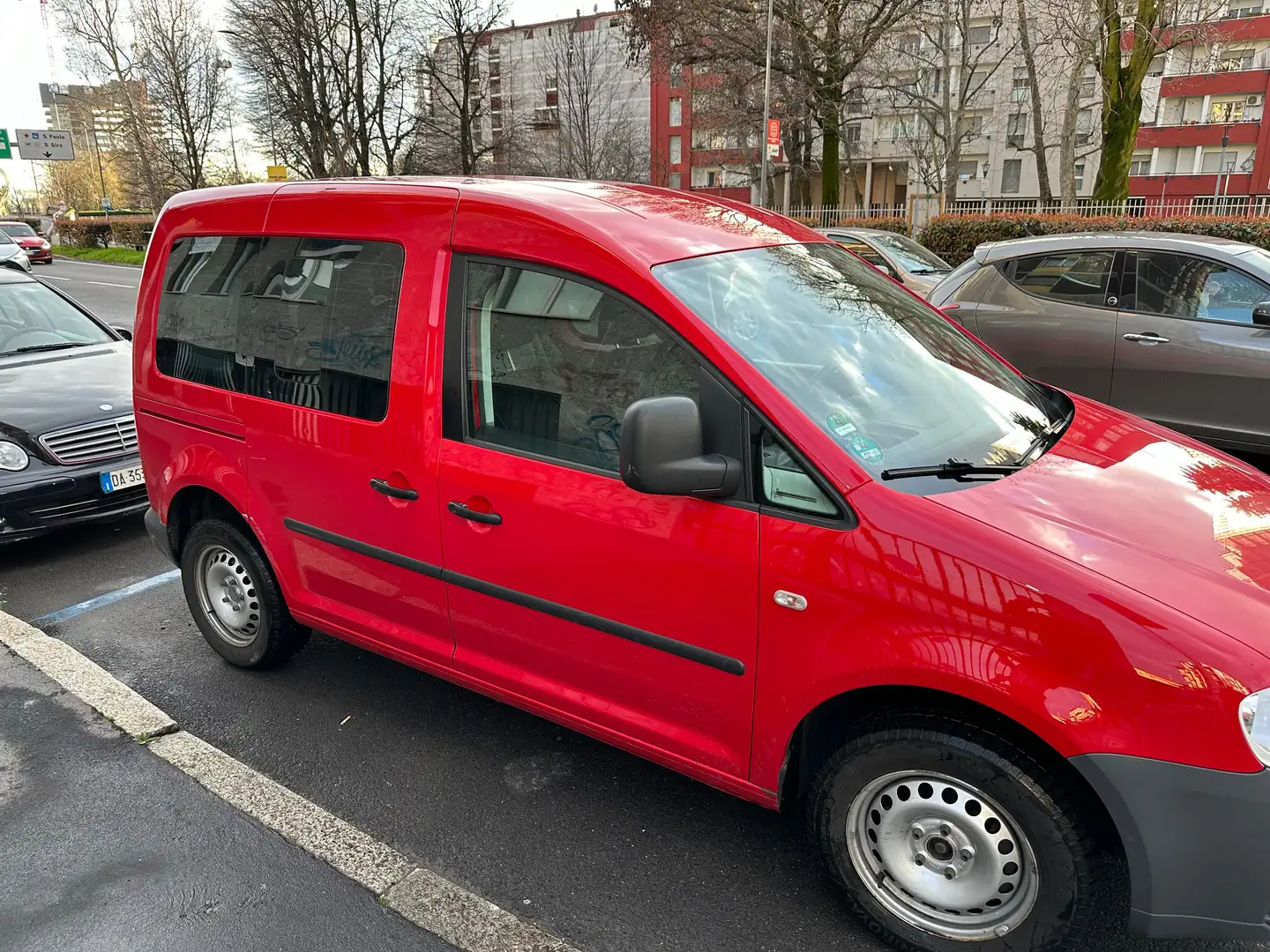 Volkswagen Caddy 1.6 life Rosso - 1