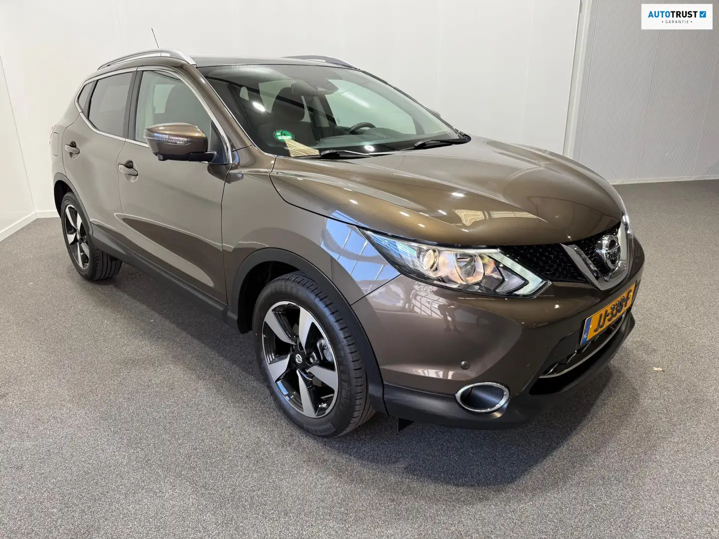 Nissan Qashqai 1.2 N-Connecta Bruin - 1