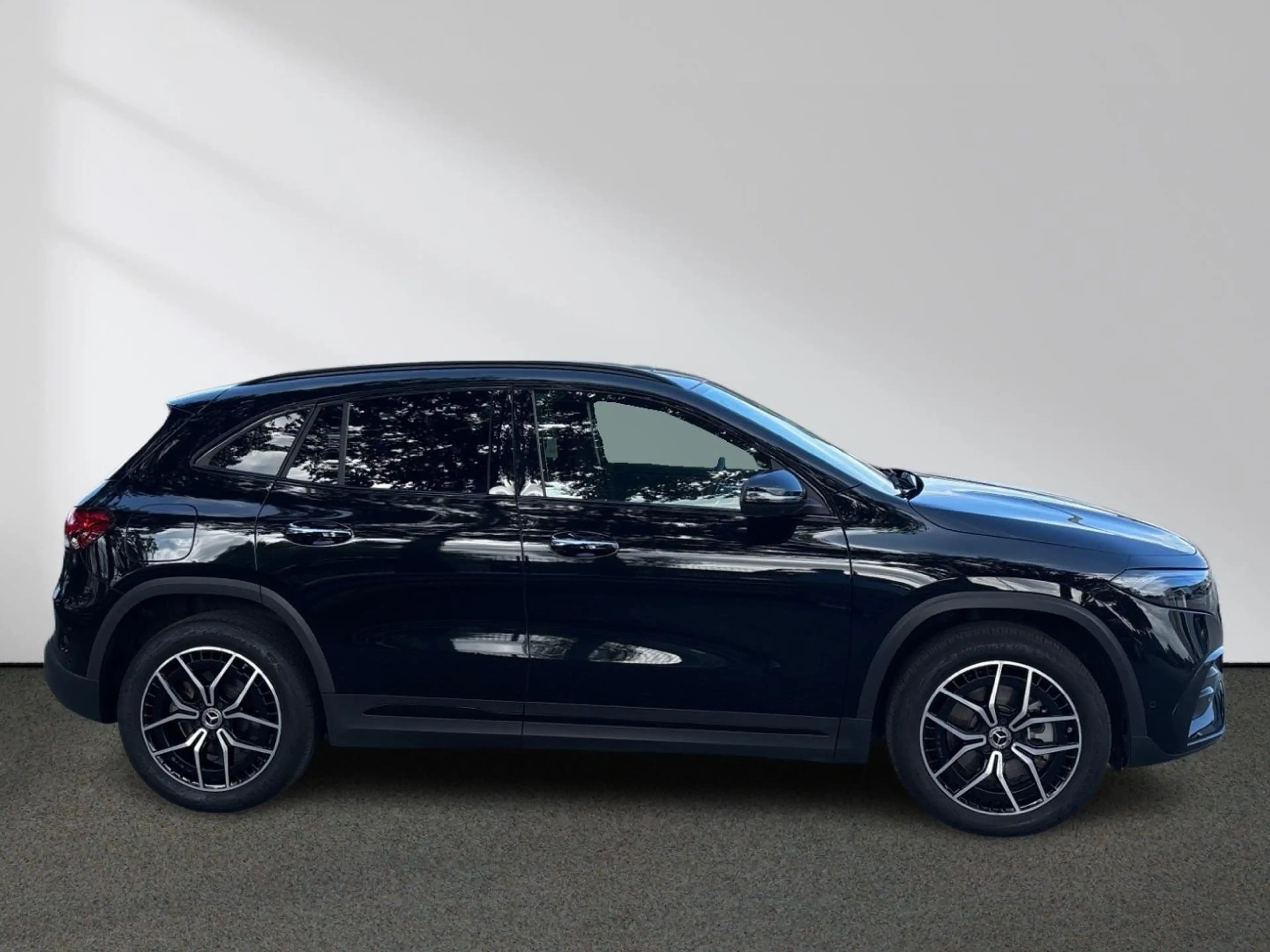 Mercedes-Benz EQA 300 4M AMG Night Panorama Distronic+ 360 AHK — photo 3