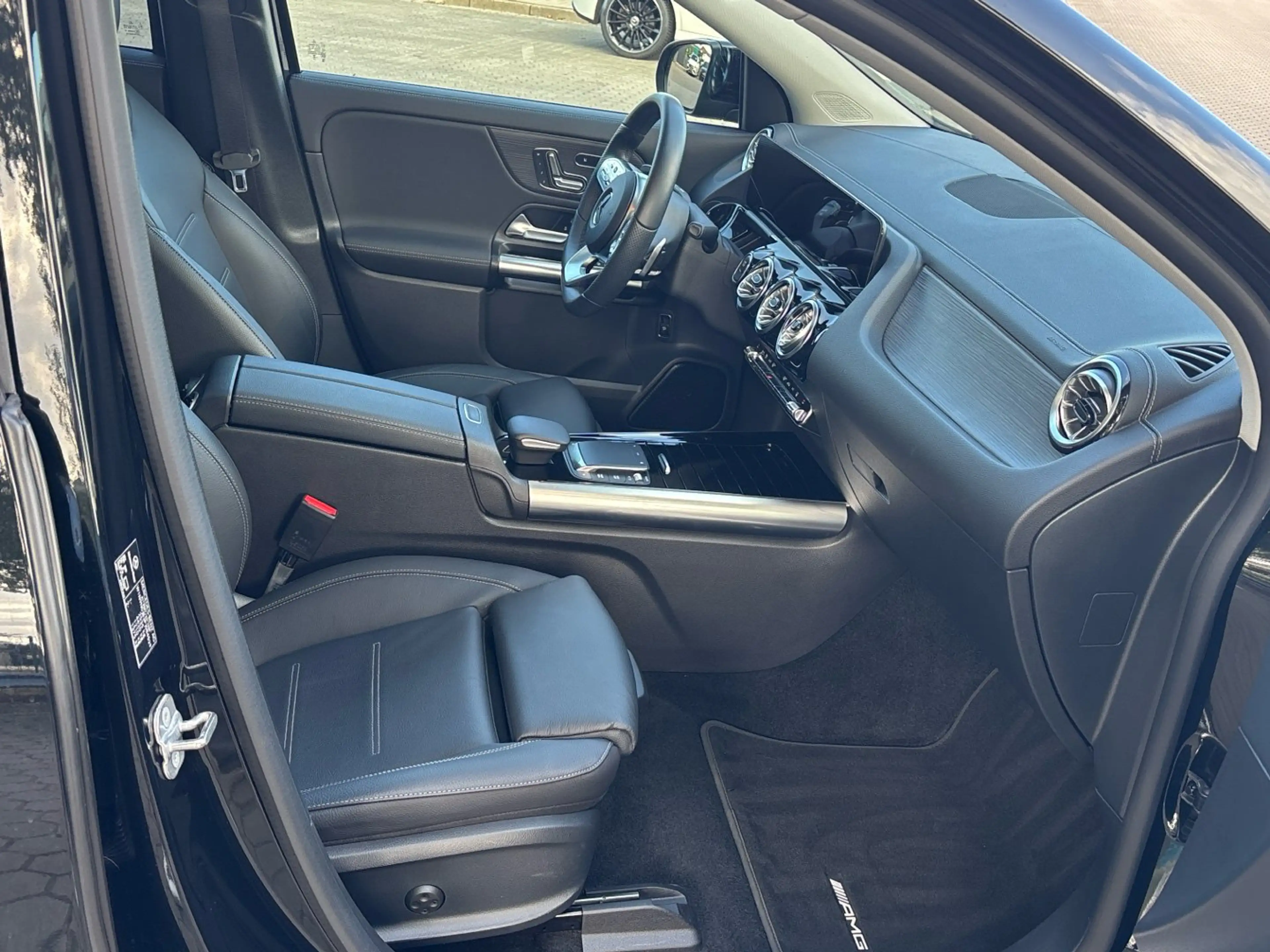 Mercedes-Benz EQA 300 4M AMG Night Panorama Distronic+ 360 AHK — photo 14