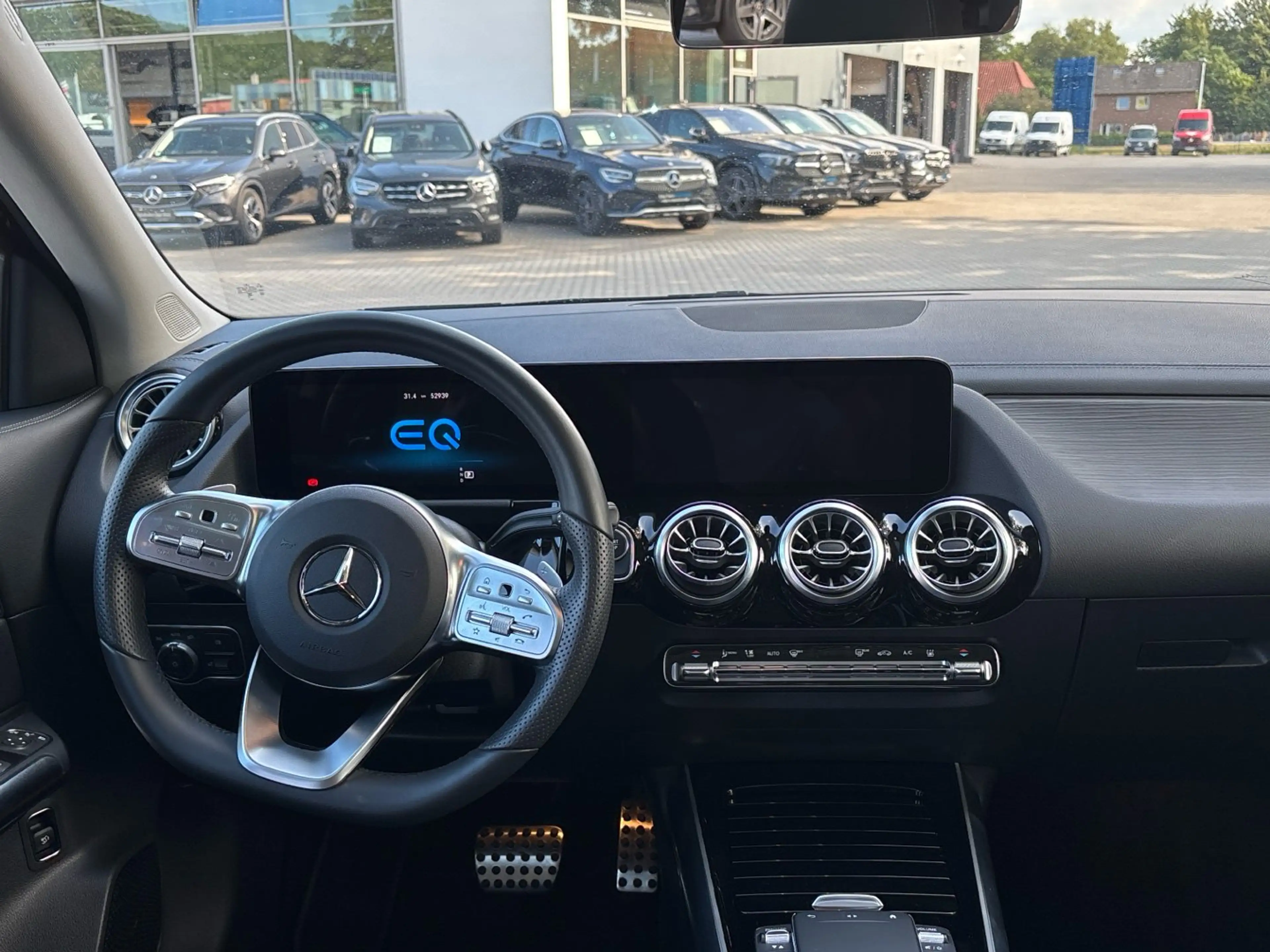 Mercedes-Benz EQA 300 4M AMG Night Panorama Distronic+ 360 AHK — photo 9