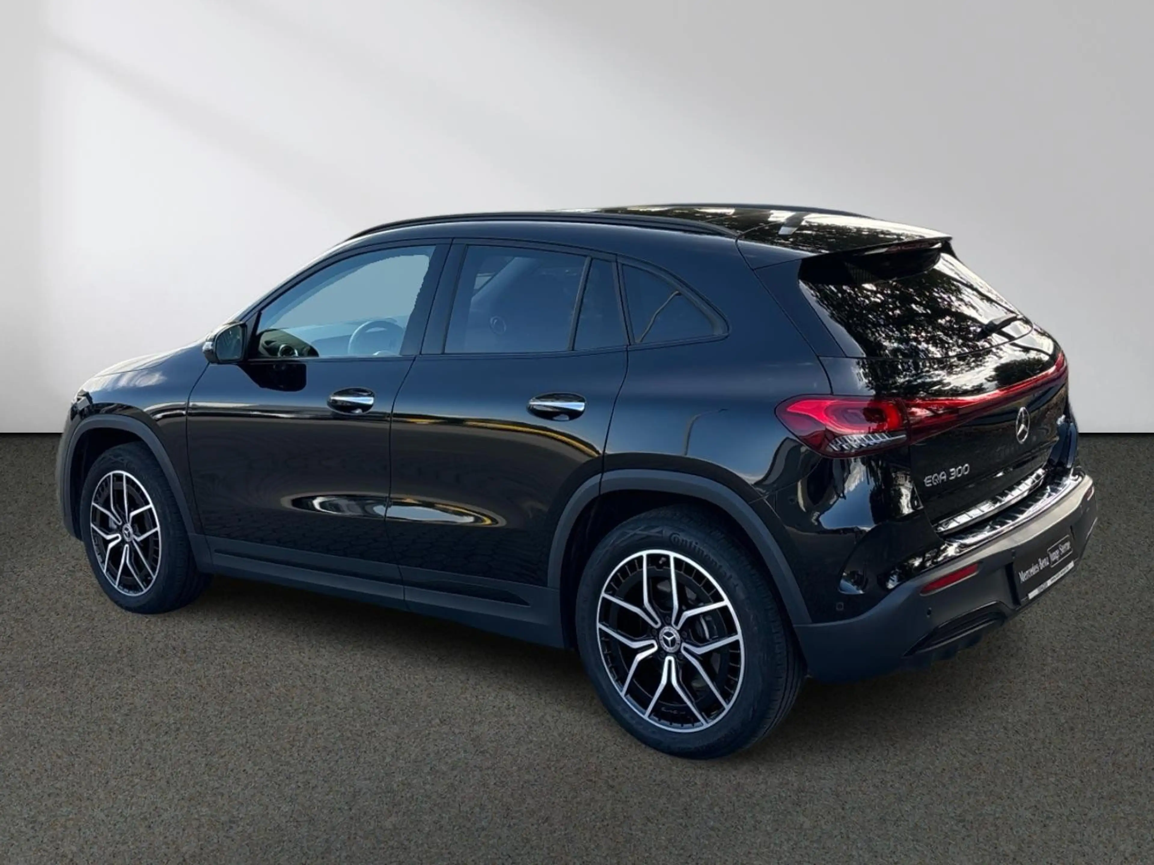 Mercedes-Benz EQA 300 4M AMG Night Panorama Distronic+ 360 AHK — photo 4