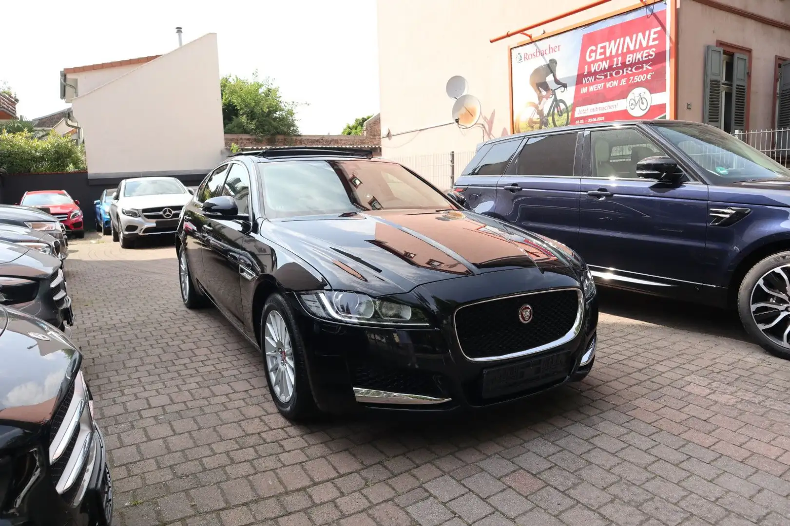Jaguar XF 25t Pure Mod.2020 Panoramadach Kamera Navi Černá - 1
