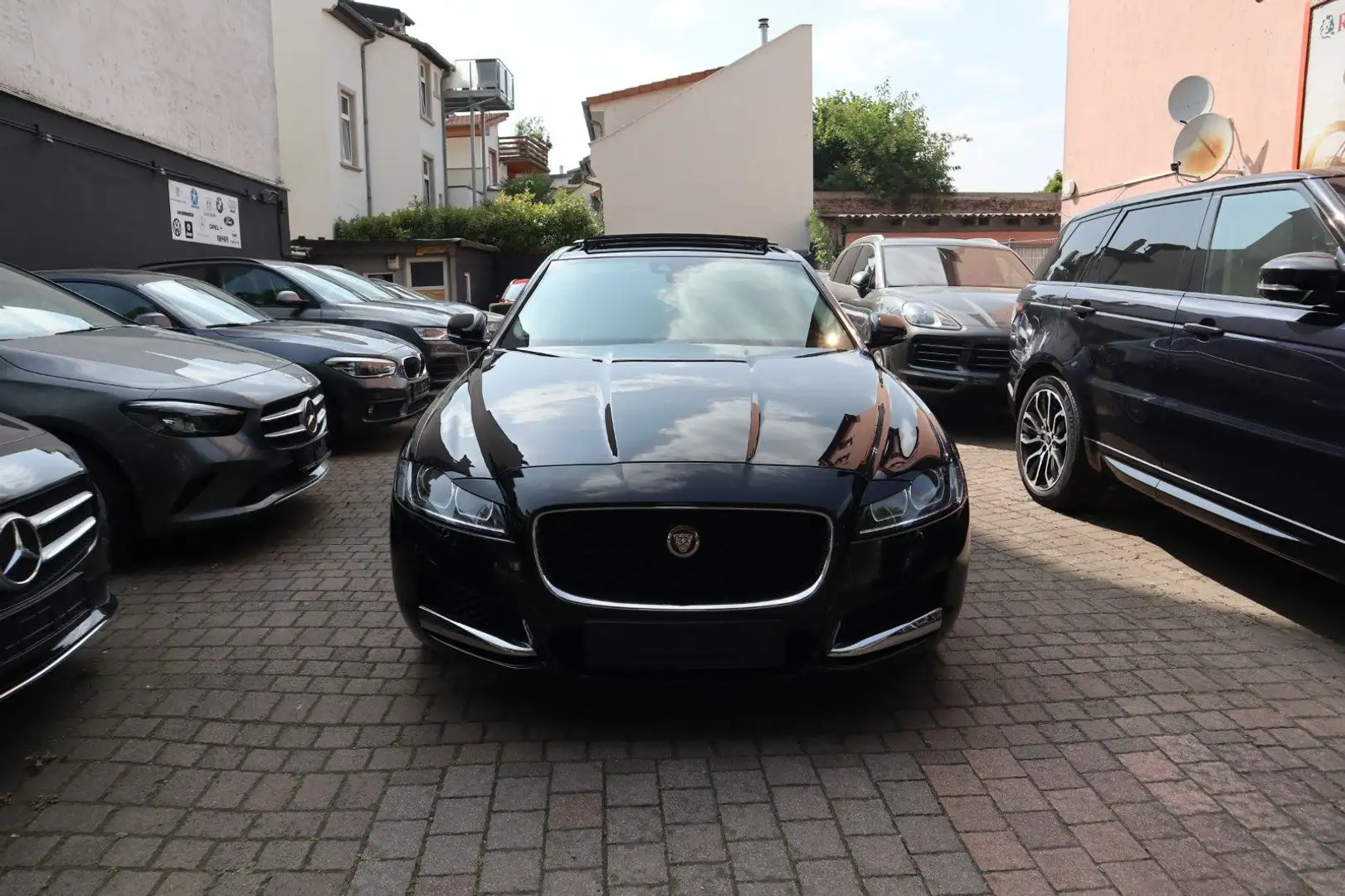 Jaguar XF 25t Pure Mod.2020 Panoramadach Kamera Navi Černá - 2