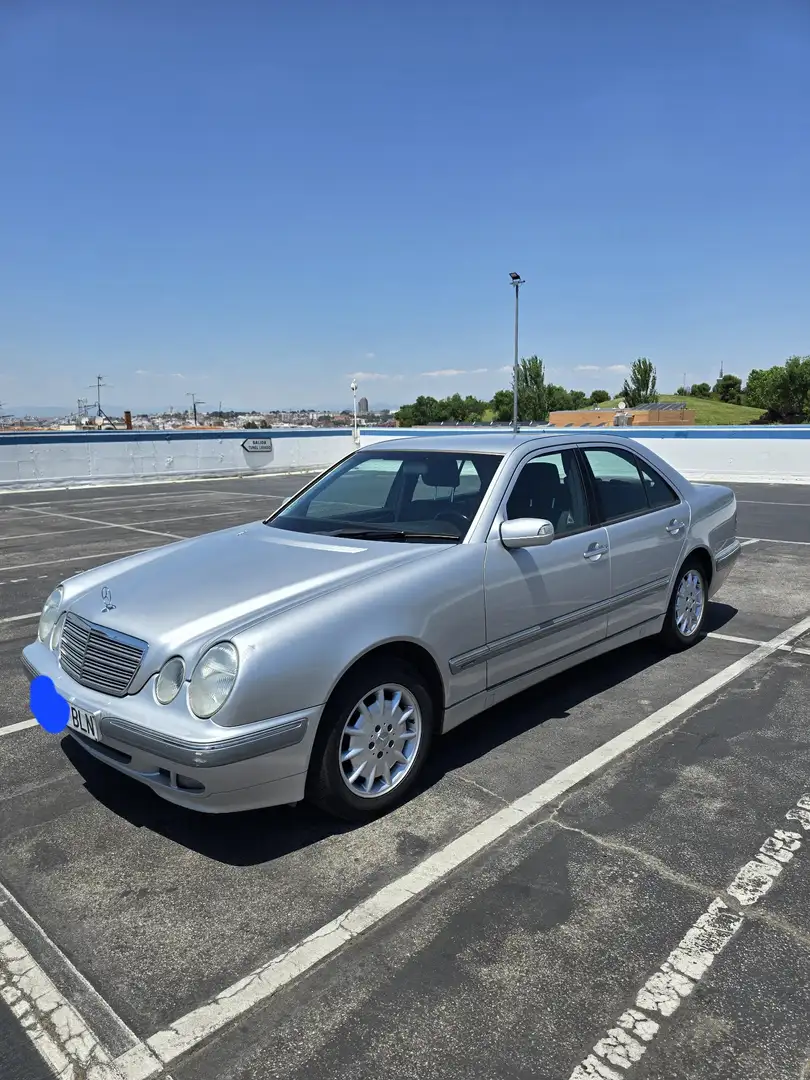 Mercedes-Benz 240 - 1