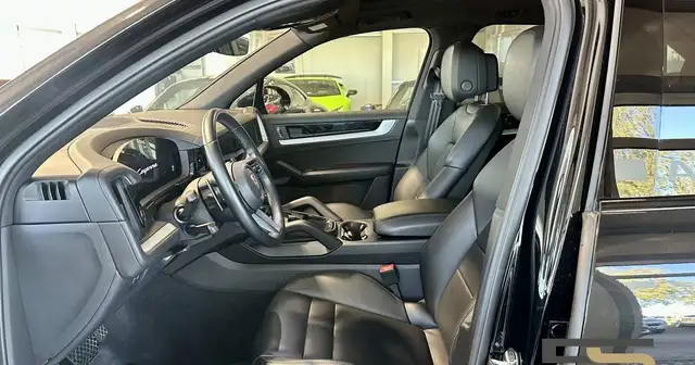 Porsche Cayenne view 11