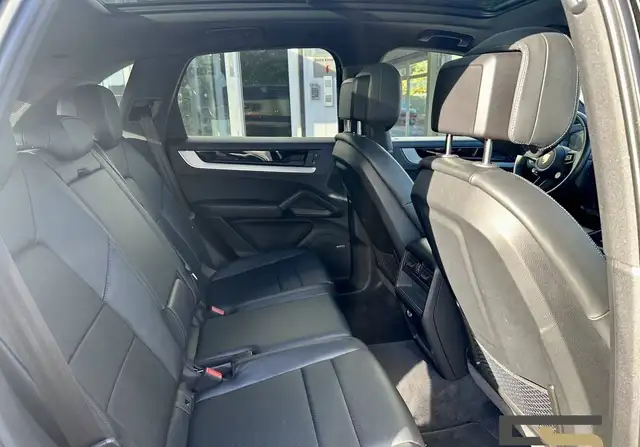 Porsche Cayenne view 14
