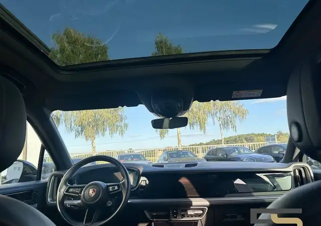 Porsche Cayenne view 9