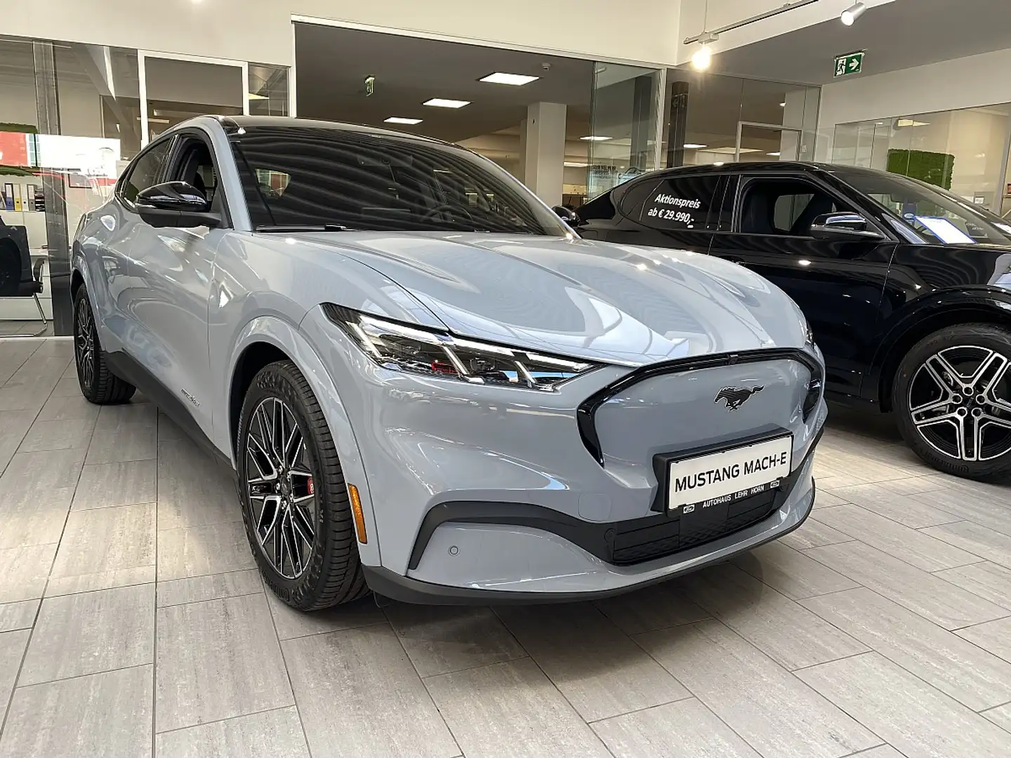 Ford Mustang Mach-E Elektro 88kWh Extended Range Premium Grau - 1