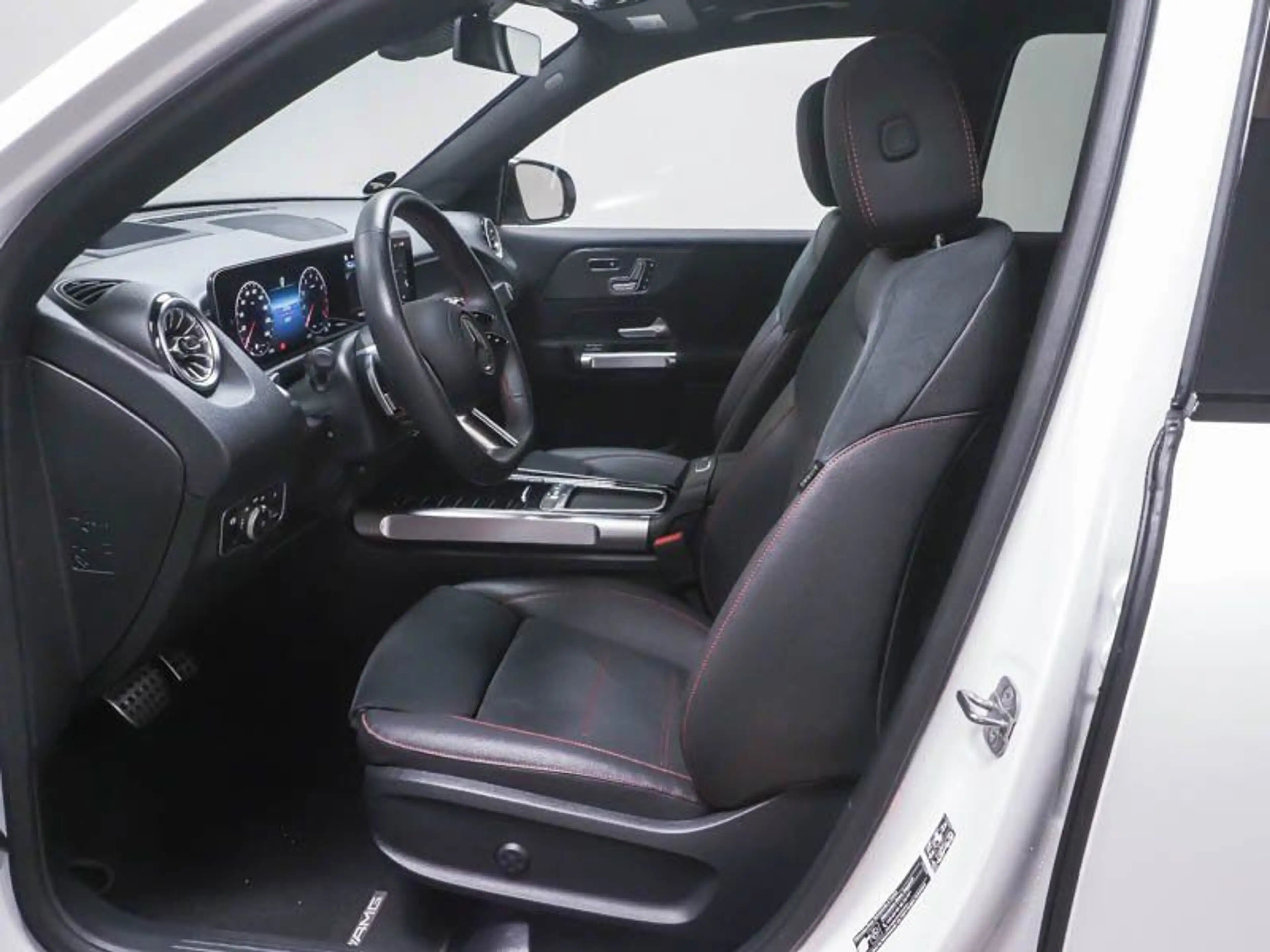 Mercedes-Benz GLB 250 4M AMG Plus*Pano*HUD*360°*Multibeam*Memo — photo 5