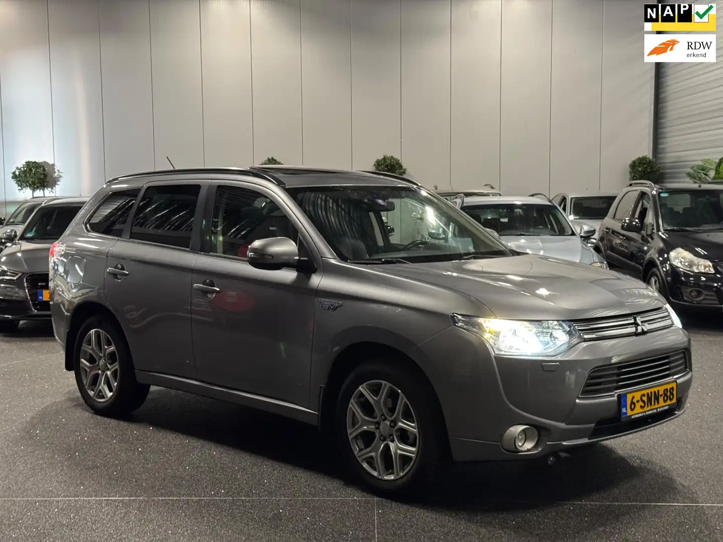 Mitsubishi Outlander 2.0 PHEV Instyle Navi | Schuifdak | Leder | Cruise Gris - 1