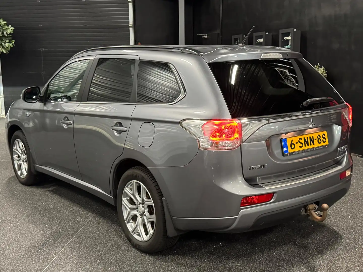 Mitsubishi Outlander 2.0 PHEV Instyle Navi | Schuifdak | Leder | Cruise Gris - 2