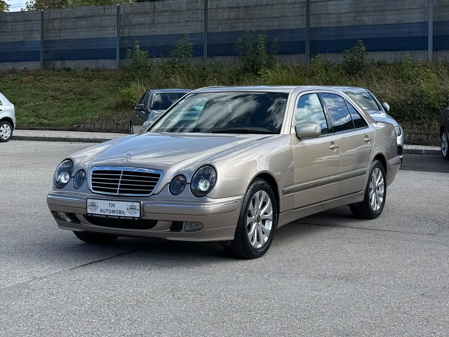 Mercedes-Benz E 320 E 320 Elegance 4MATIC Aut. Gold - 1