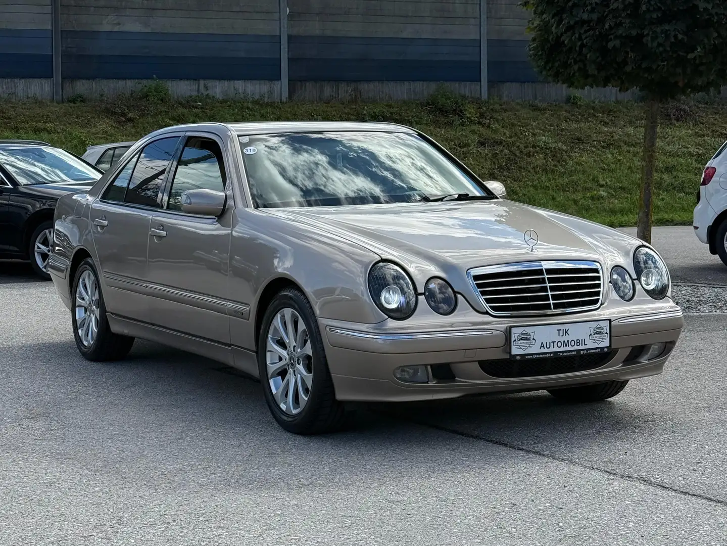 Mercedes-Benz E 320 E 320 Elegance 4MATIC Aut. Gold - 2