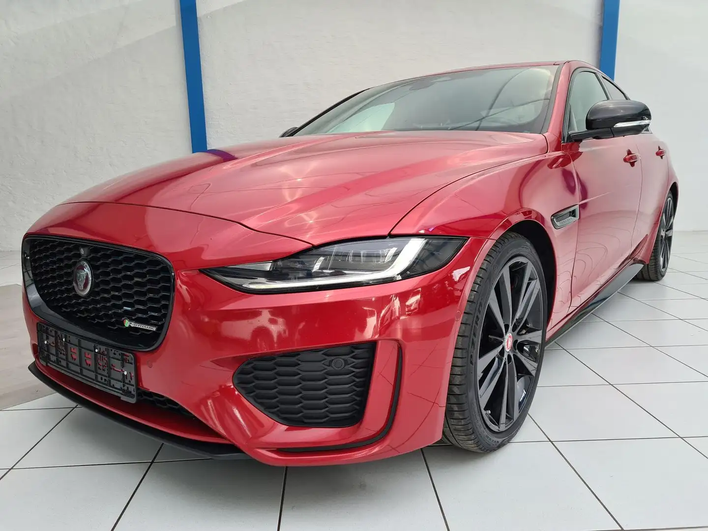 Jaguar XE 2.0 Diesel R-Dynamic Black | 360° | Matrix Rot - 2