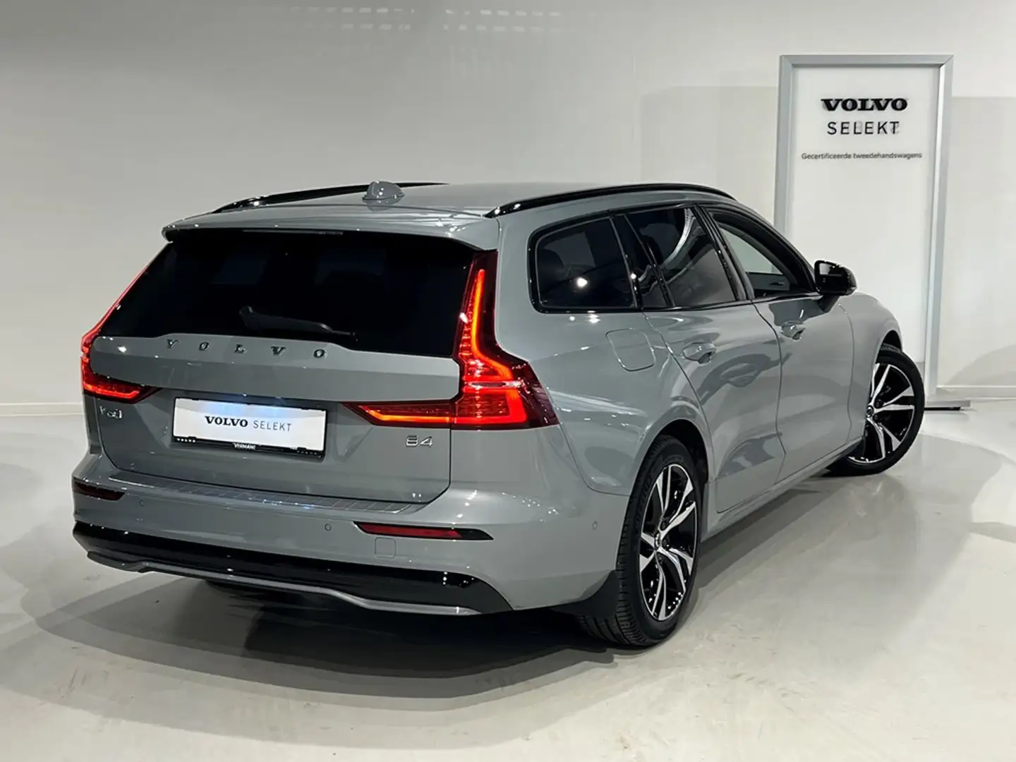 Volvo V60 B4 Mild Hybride Dark Plus + electr trekhaak Gri - 2