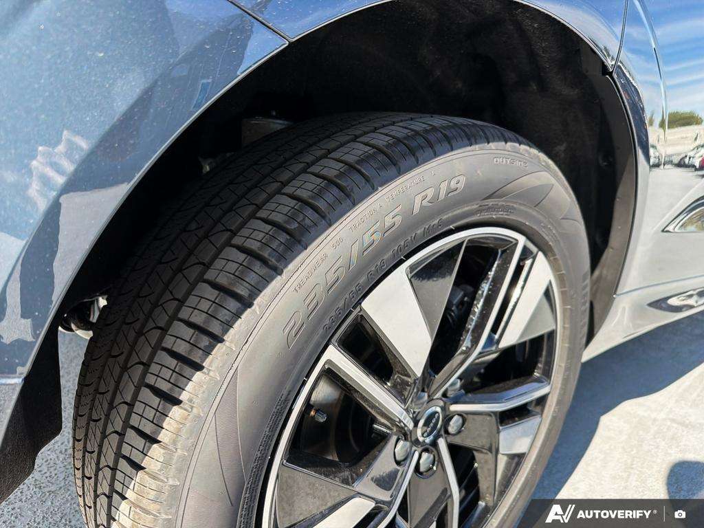 2026 Volvo XC60 T8 AWD Plus Dark Theme thumb 7