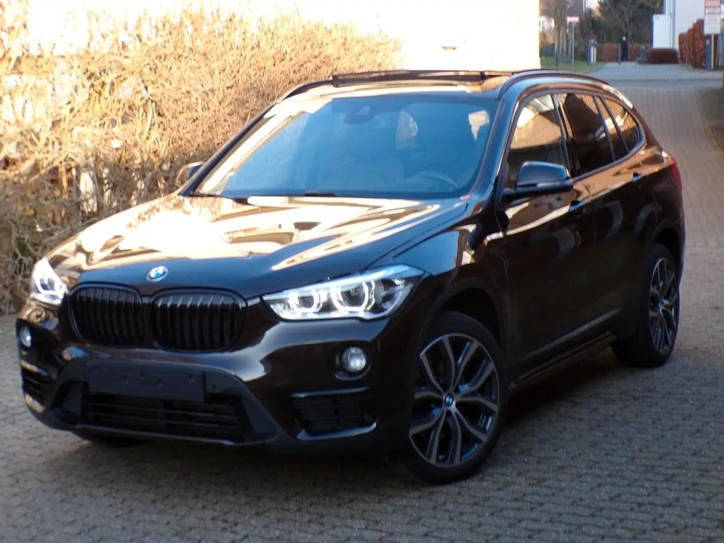 BMW X1 xDrive 20dA Sport Line/Pano/Kam./HUD/ACC/H&K Brun - 1