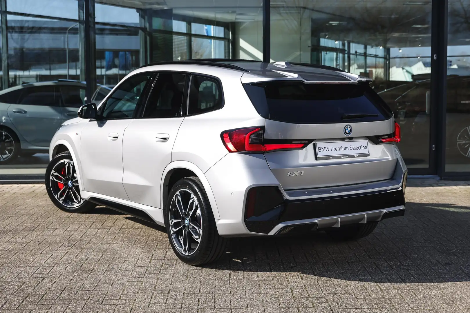 BMW iX1 eDrive20 M Sport / Panoramadak / Adaptieve LED / M Zilver - 2