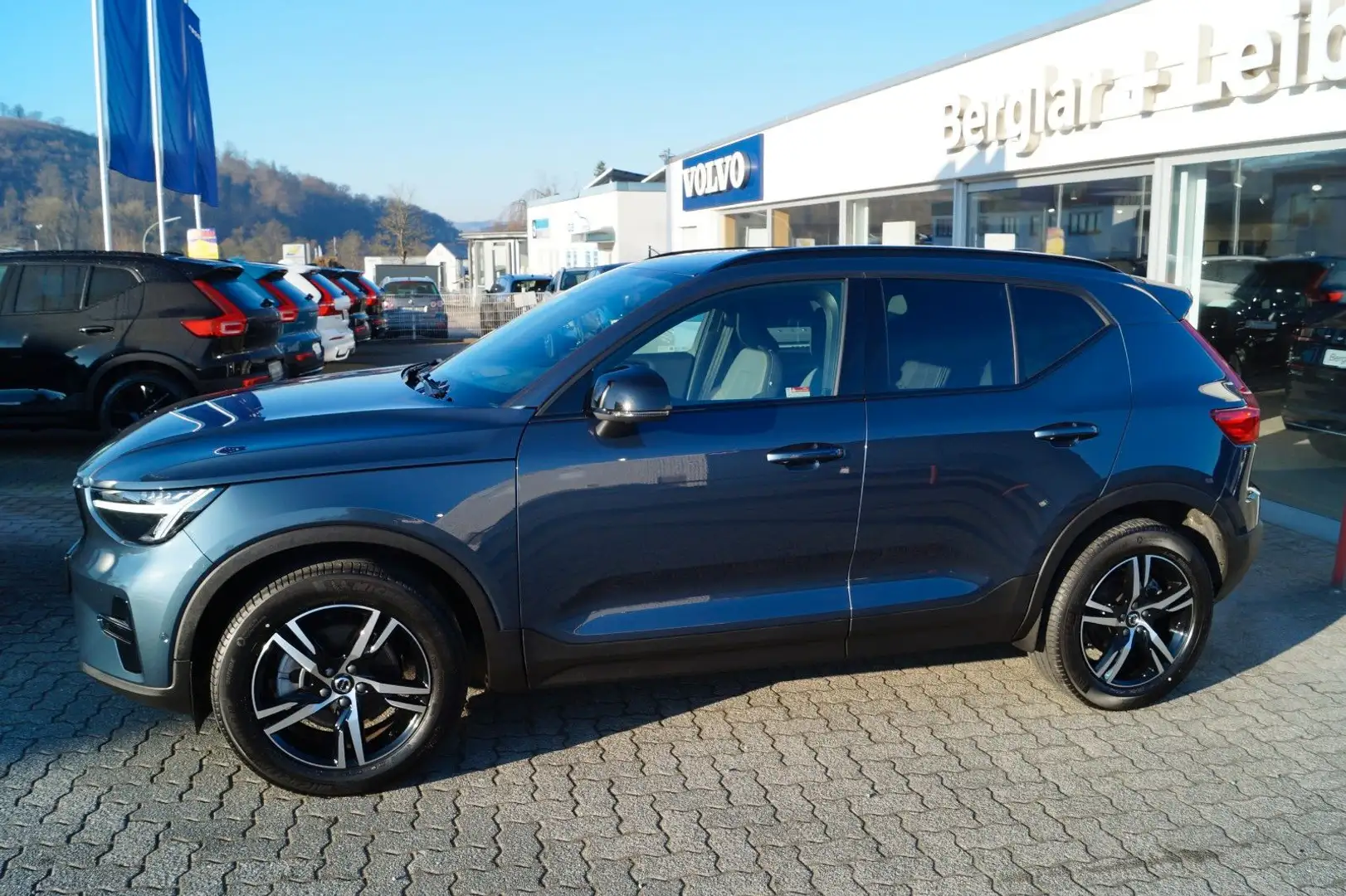 Volvo XC40 B4 Benzin 2WD Plus Dark DKG/Standheiz./360° Blau - 2