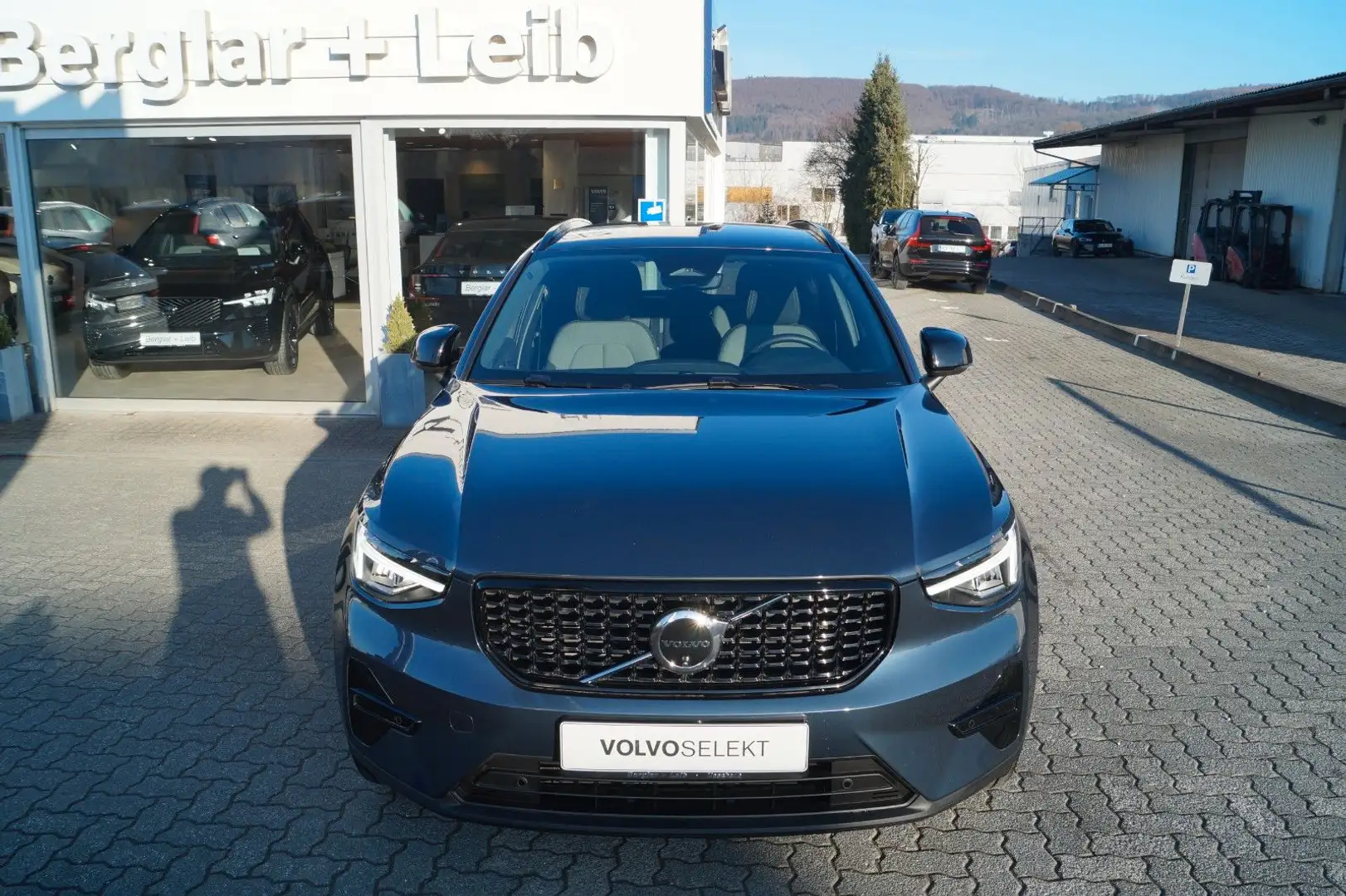 Volvo XC40 B4 Benzin 2WD Plus Dark DKG/Standheiz./360° Blau - 1