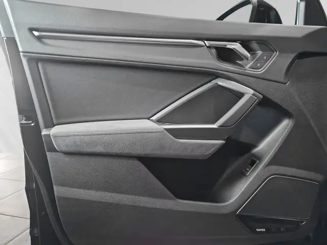 Audi Q3 view 14