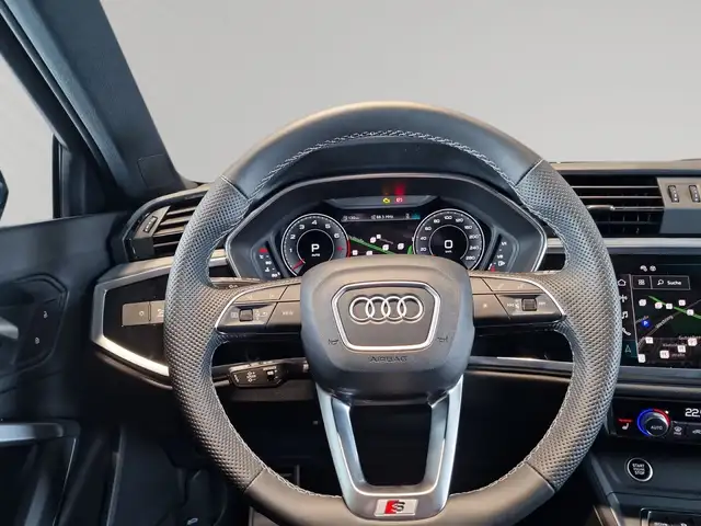 Audi Q3 view 13