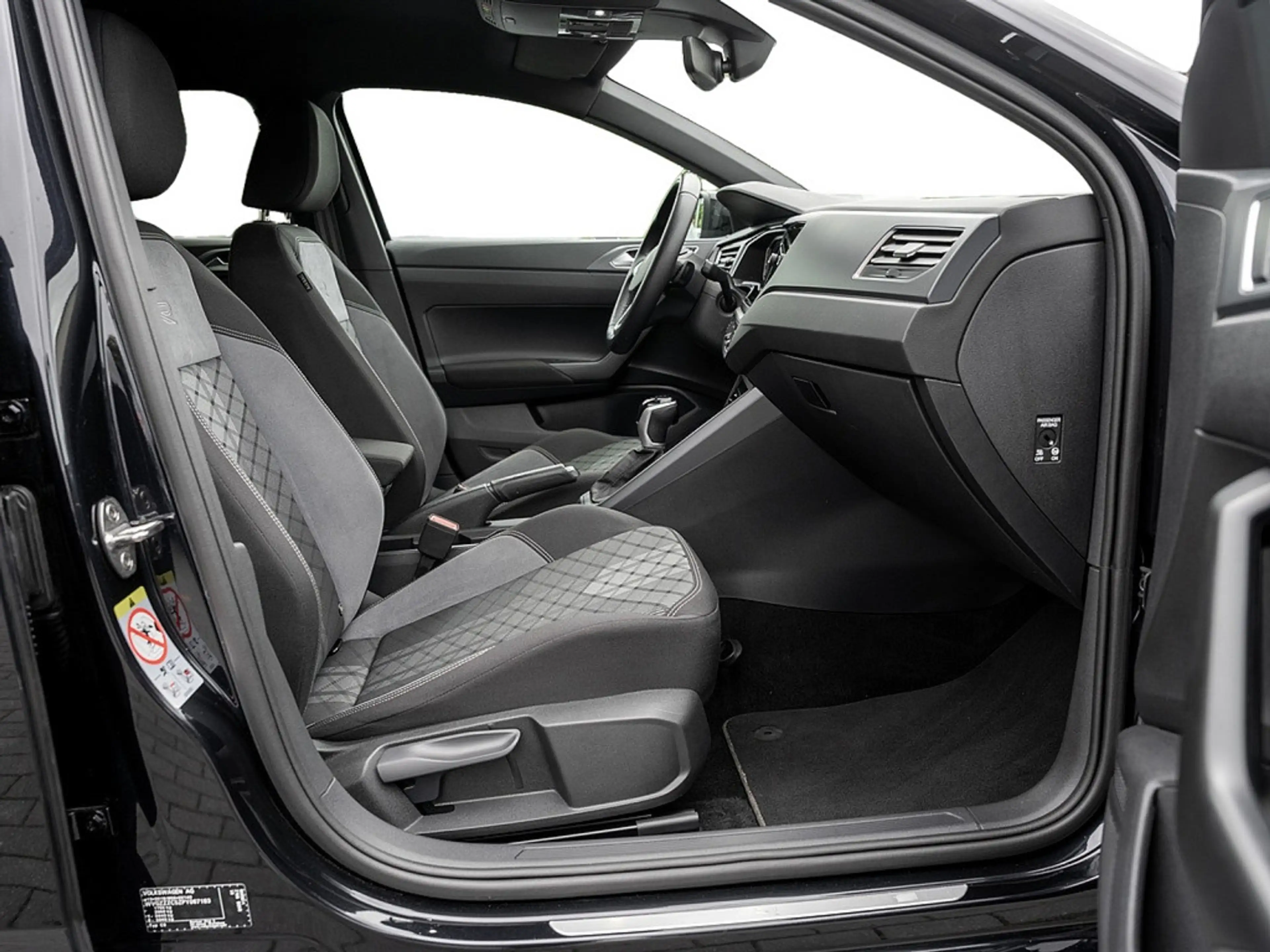 Volkswagen Taigo 1.5 TSI R-Line KAM MATRIX SHZ PDC NAVI — photo 3