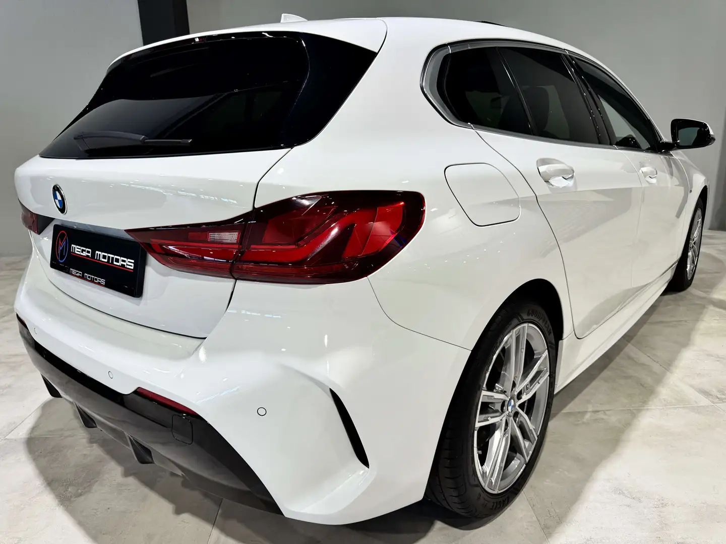 BMW 118 i 140CV PACK M\ T.PANO NAVi CARPLAY LED COCKPiT 3D Bianco - 2
