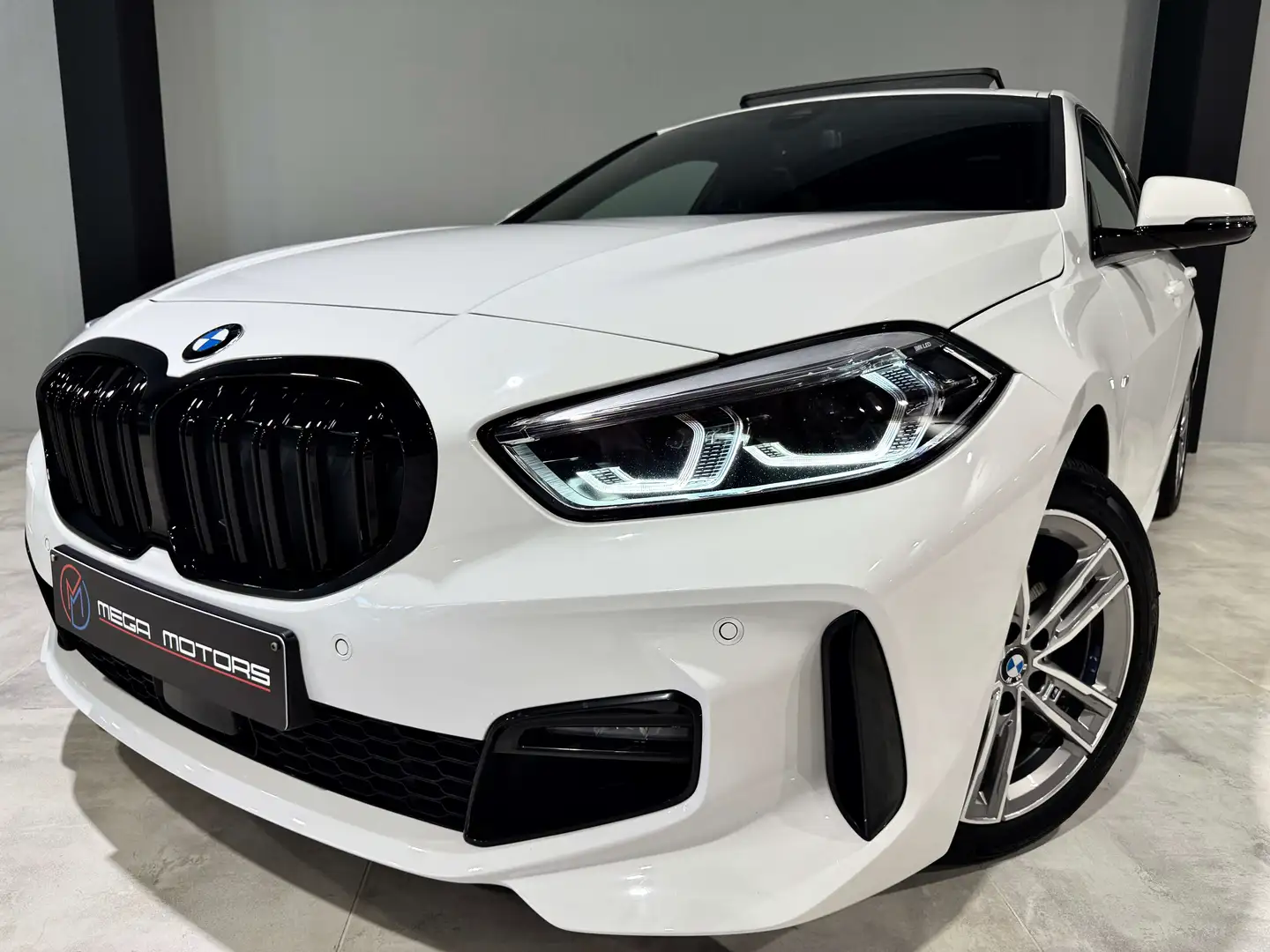 BMW 118 i 140CV PACK M\ T.PANO NAVi CARPLAY LED COCKPiT 3D Bianco - 1