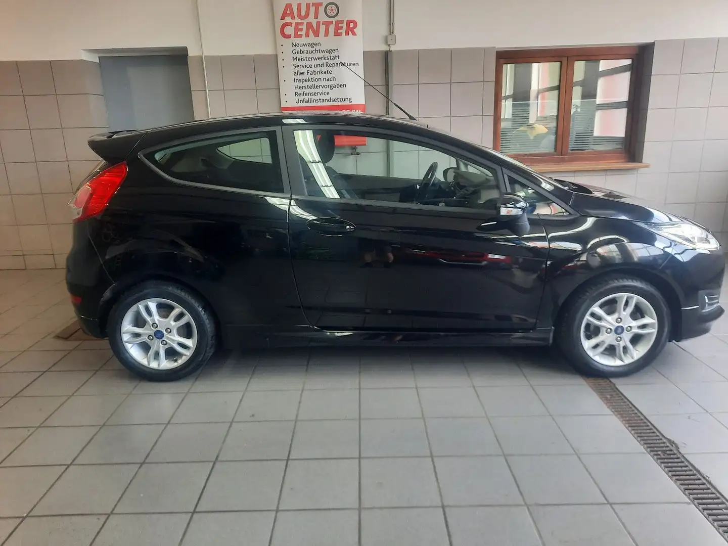 Ford Fiesta Celebration Schwarz - 2