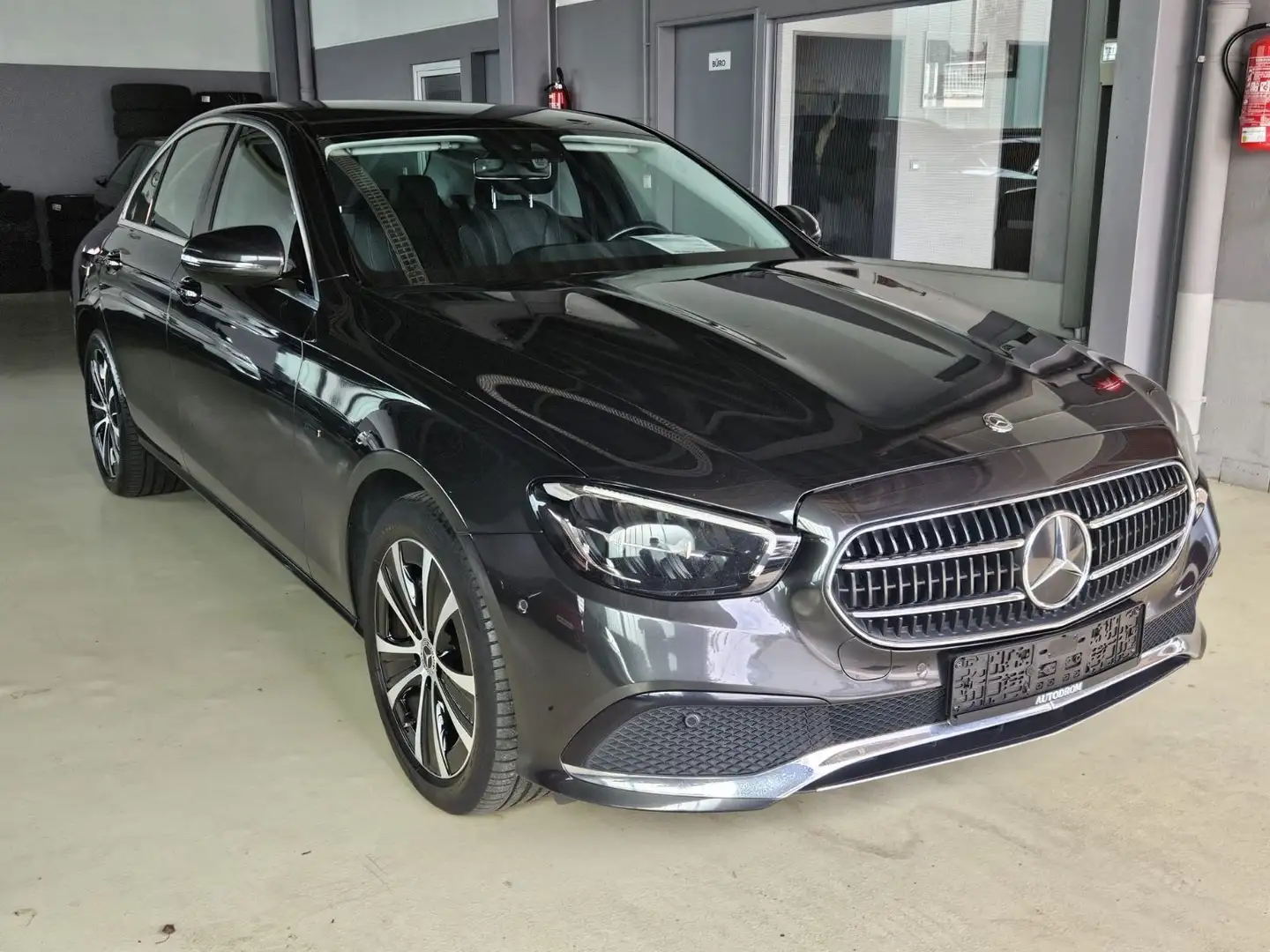 Mercedes-Benz E 300 e 4Matic Lim. +Kamera+Standhz.+ACC+AHK Grau - 1