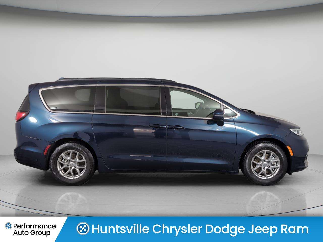 2022 Chrysler Pacifica Touring | Heated Seats & Steering | 3rd Row — снимка 1