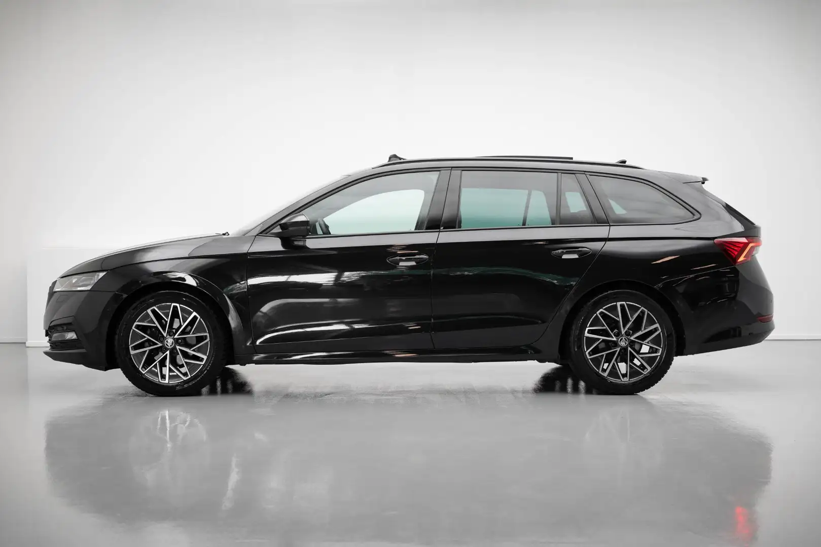 Skoda Octavia Combi 1.0 e-TSI Business Edition |Pano|Memory|Adap Zwart - 2
