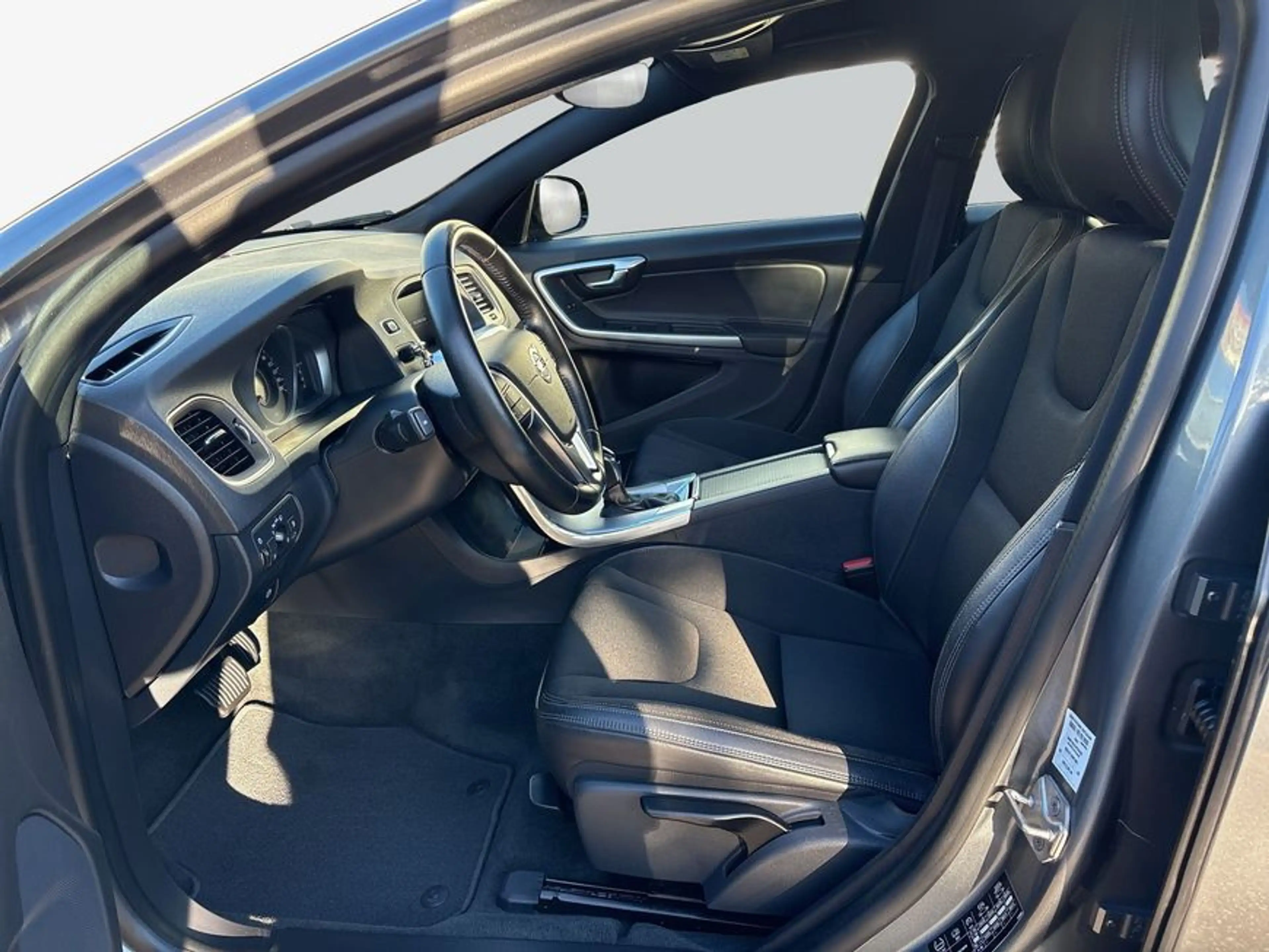 Volvo S60 Cross Country S60 Cross Country D4 Geartronic — photo 9