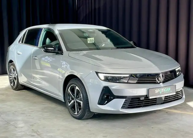 Opel Astra view 2