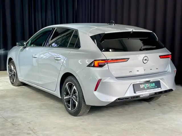 Opel Astra view 3
