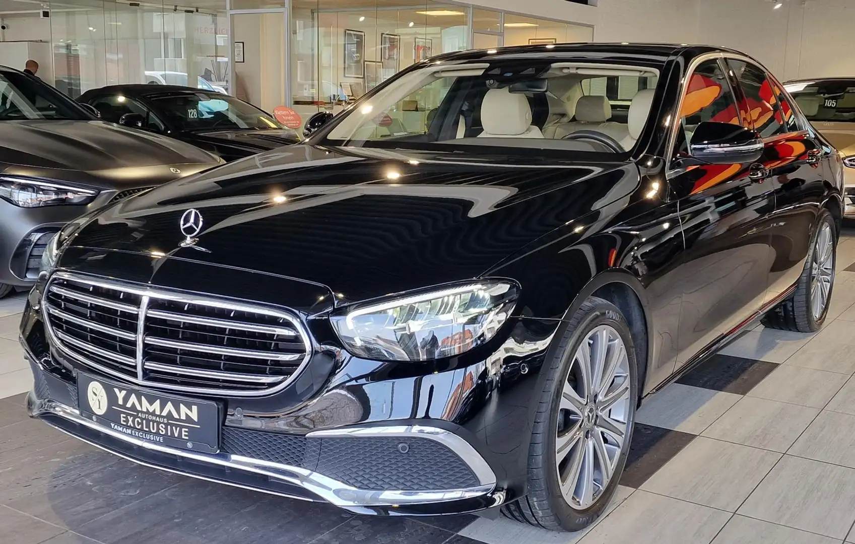 Mercedes-Benz E 300 e Lim Exclusiv*Pano*AHK*RFK*19"LM Noir - 1